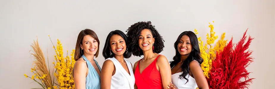 Mulher brasileira experimentando roupas diferentes para valorizar seu tipo de corpo, em ambiente com tons amarelos, vermelhos e pretos.