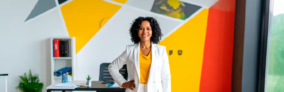 Mulher brasileira com look profissional para entrevista de emprego, em fundo neutro com detalhes vibrantes em vermelho e amarelo.