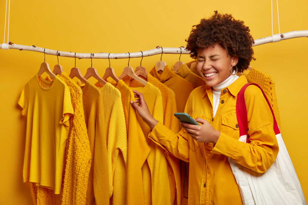 Mulher feliz com compras, vistas por aplicativo.
