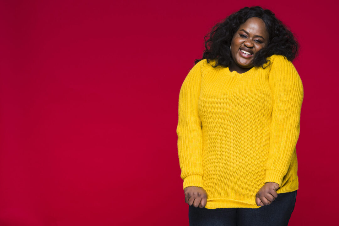Mulher negra moda plus size