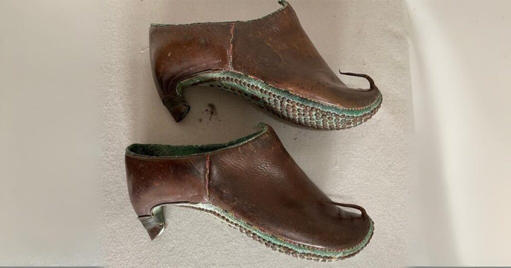 Sapatos persas com salto alto , usados por soldados de cavalaria.