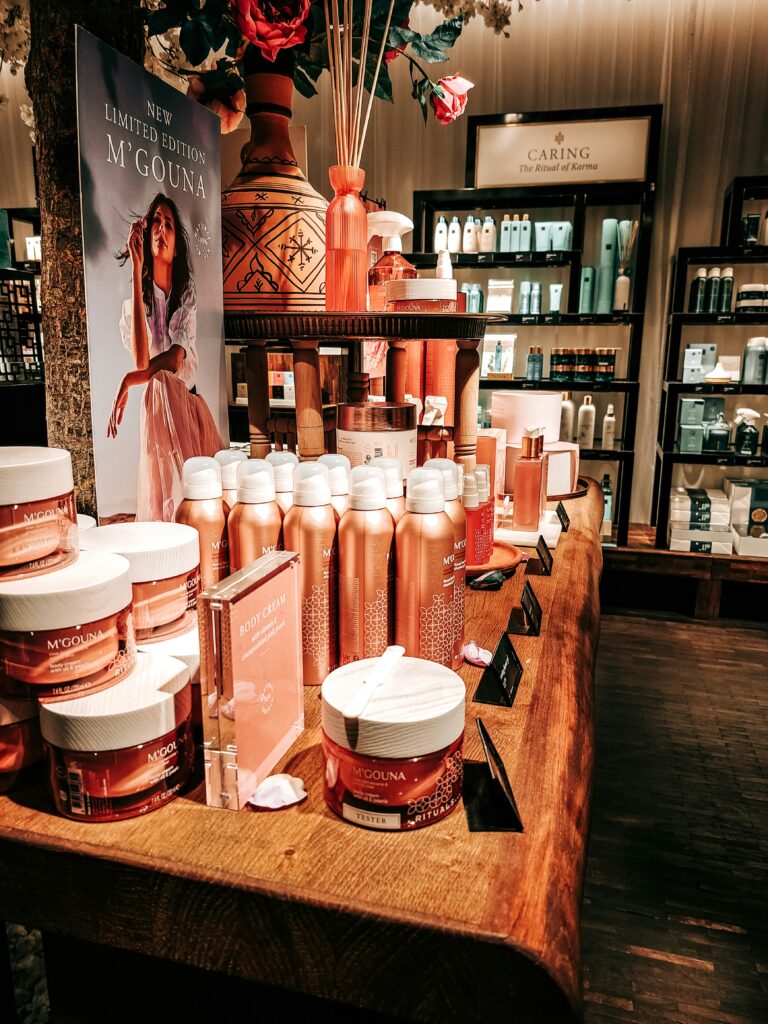 capa-jovem-mulher-mercado-de-cosmeticos-feira-shop